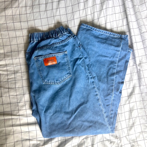 💫medium washed
💫size 0XL
💫straight legged
💫mid- high waisted - Picture 1 of 4